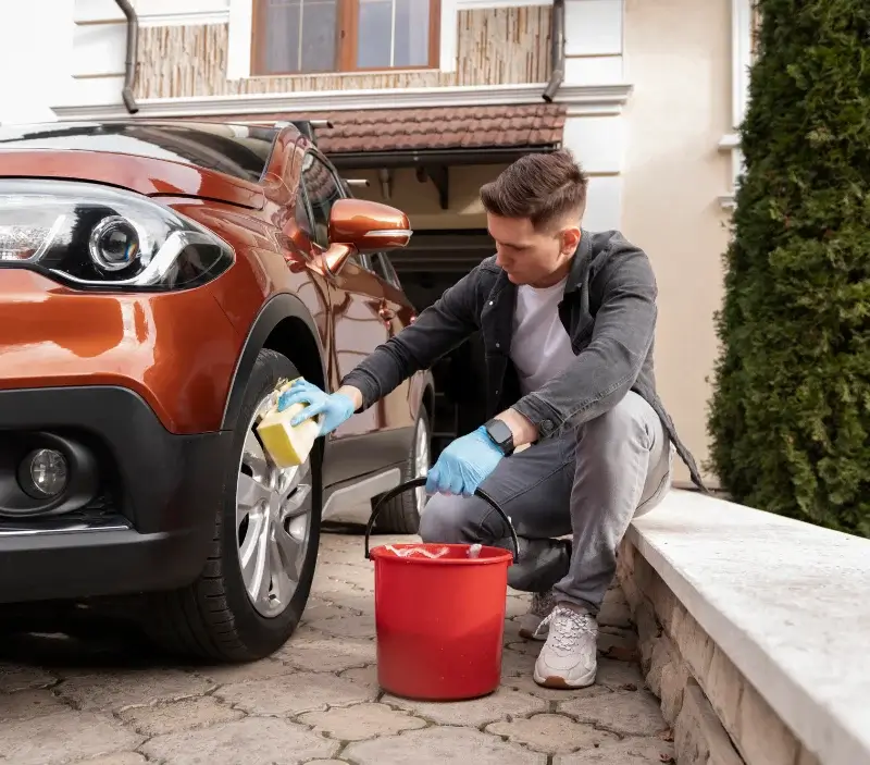 Lavage auto à domicile La Houssière : professionnel intervenant sur un véhicule